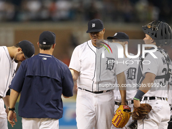Detroit Tigers starting pitcher Alfredo Simon is pulled by manager Brad Ausmus during the sixth inning of a baseball game against the Seattl...