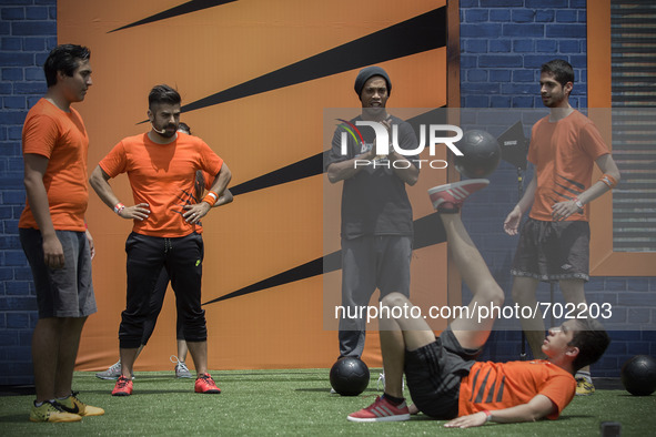 (150723) -- MEXICO CITY, July 23, 2015 () -- Brazilian soccer player Ronaldinho (2nd R, back) takes part during an exhibition of 