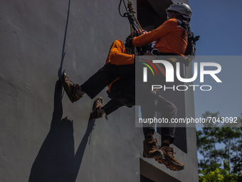 Personel of National Search and Rescue Agency (BASARNAS) rescue the victims during a height rescue exercise in Semarang, Central Java, Indon...
