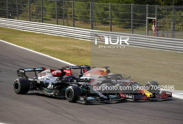 44 HAMILTON Lewis (gbr), Mercedes AMG F1 GP W12 E Performance, action 33 VERSTAPPEN Max (nld), Red Bull Racing Honda RB16B, action during th...