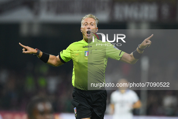 Referee of the match Paolo Valeri gestures during the Serie A match between US Salernitana 1919 and Atalanta BC at Stadio Arechi, Salerno, I...