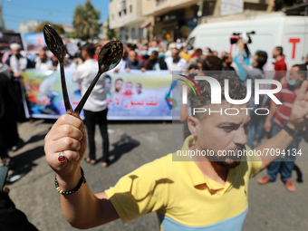  Palestinians demonstrate to support the six Palestinian prisoners, who escaped from Israel's Gilboa prison, in front of the Red Cross headq...