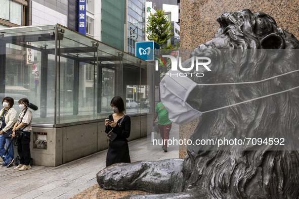 07/09/2021 Tokyo, Japan. 
The Covid emergency in japan continues.
A covid mask was applied to a statue of a lion, placed at the entrance to...