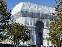 FRANCE – PARIS – FASHION WEEK 2021 – CHRISTO -  A day in Paris during Fashion Week 2021. The artwork of Christo and Jeanne-Claude. The Arc d...