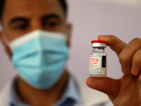 (EDITOR'S NOTE: FILE PHOTO) A medic prepares a dose of the Moderna coronavirus (COVID-19) vaccine, at a local clinic in Gaza city, on Septem...