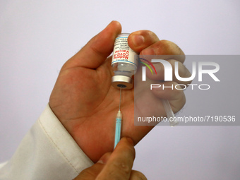 (EDITOR'S NOTE: FILE PHOTO)  A medic prepares a dose of the Moderna coronavirus (COVID-19) vaccine, at a local clinic in Gaza city, on Septe...