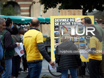 A Greenpeace member explains to passers-by why the play titled 'Guess where Total is hiding ?' . Greenpeace Toulouse organized a play in the...