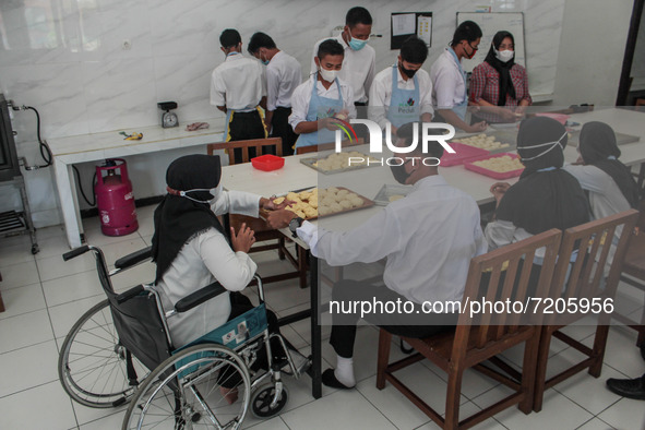 Students with a person disability attends a cake-making training on 12 October, 2021 in Social Service of West Java Province, Cimahi, West J...