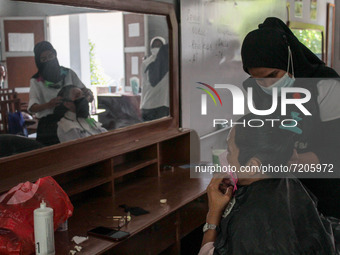 A students with a person disability attends a beauty salon training on 12 October, 2021 in Social Service of West Java Province, Cimahi, Wes...