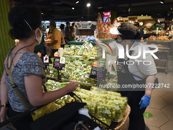 Customers shop for fruit at shopping mall in Bangkok, Thailand, 16 October 2021. Thailand reported 10,486 new coronavirus cases in the last...