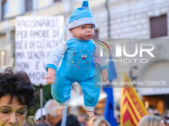 a doll pierced by syringes as a symbol of protest against the vaccine for children.
No Vax and No Green Pass protesters protested in Padua,...