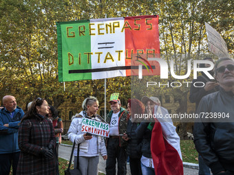 Opponents of Italy's Green pass gathered in Miracle Square during the visit of President Sergio Mattarella in Pisa, Italy, on October 18, 20...