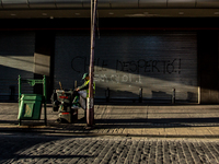 Osorno, Chile. October 18, 2021.-
A garbage collector works in front of a wall that reads Chile woke up. With a Massive demonstration, the t...