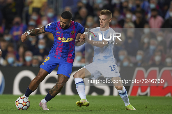 Memphis Depay of Barcelona and Viktor Tsygankov of Dinamo Kiev compete for the ball during the UEFA Champions League group E match between F...