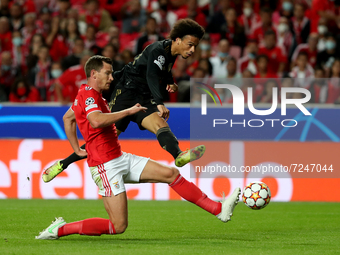 Leroy Sane of Bayern Muenchen (R ) vies with Jan Vertonghen of SL Benfica during the UEFA Champions League group E football match between SL...