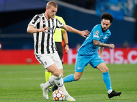 Claudinho (R) of Zenit and Matthijs de Ligt of Juventus vie for the ball during the UEFA Champions League Group H football match between Zen...