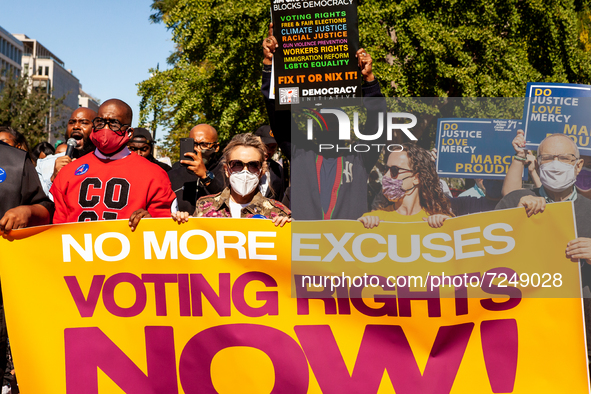Rev. Jamaal Bryant, Alyssa Milano, Jana Morgan, and Rabbi David Saperstein lead the march during a civil disobedience action for voting righ...