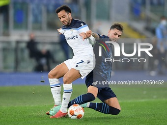 Felipe Anderson of SS Lazio and Pol Lirola of Olympique de Marseille compete for the ball during the UEFA Europa League group E match betwee...