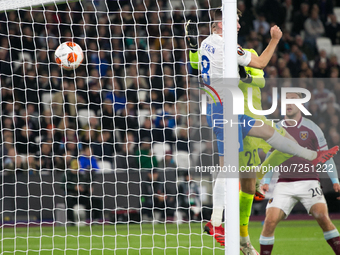 Craig Dawson of West Ham scores during the UEFA Europa League match between West Ham United and KRC Genk at the London Stadium, Stratford on...