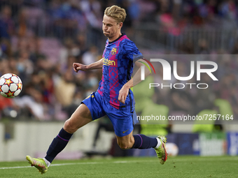 Frenkie de Jong of Barcelona runs with the ball during the UEFA Champions League group E match between FC Barcelona and Dinamo Kiev at Camp...