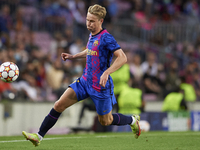 Frenkie de Jong of Barcelona runs with the ball during the UEFA Champions League group E match between FC Barcelona and Dinamo Kiev at Camp...