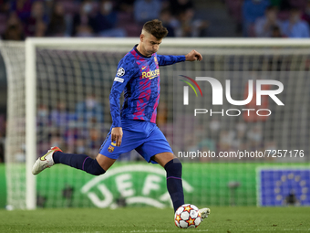 Gerard Pique of Barcelona does passed during the UEFA Champions League group E match between FC Barcelona and Dinamo Kiev at Camp Nou on Oct...