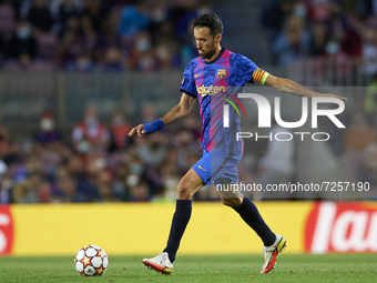 Sergio Busquets of Barcelona runs with the ball during the UEFA Champions League group E match between FC Barcelona and Dinamo Kiev at Camp...