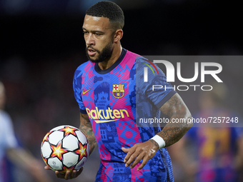 Memphis Depay of Barcelona with the ball during the UEFA Champions League group E match between FC Barcelona and Dinamo Kiev at Camp Nou on...