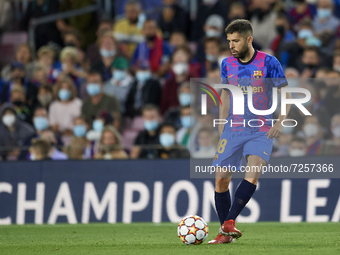 Jordi Alba of Barcelona does passed during the UEFA Champions League group E match between FC Barcelona and Dinamo Kiev at Camp Nou on Octob...