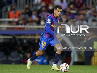 Philippe Coutinho of Barcelona runs with the ball during the UEFA Champions League group E match between FC Barcelona and Dinamo Kiev at Cam...
