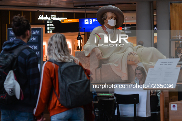Passengers waiting for their flights in the main Terminal at Frankfurt Airport.
On Monday, October 18, 2021, in Frankfurt Airport, near Kels...
