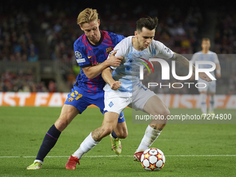 Frenkie de Jong of Barcelona and Mykola Shaparenko of Dinamo Kiev compete for the ball during the UEFA Champions League group E match betwee...