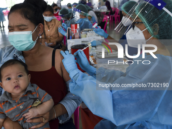 A migrant worker receives a dose of Sinovac vaccine against COVID-19 during a vaccination for migrant workers, in Bangkok, Thailand, 30 Octo...
