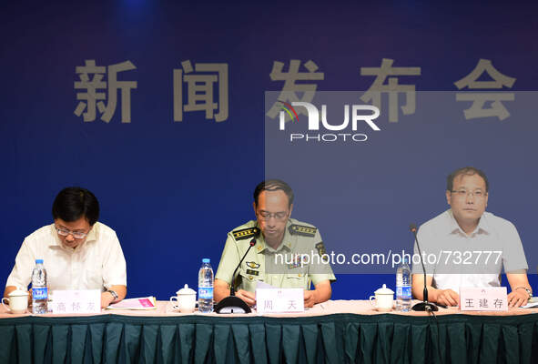 (150814) -- TIANJIN, Aug. 14, 2015 () -- Tianjin's fire department head Zhou Tian (C) speaks during a press conference on the explosion of W...