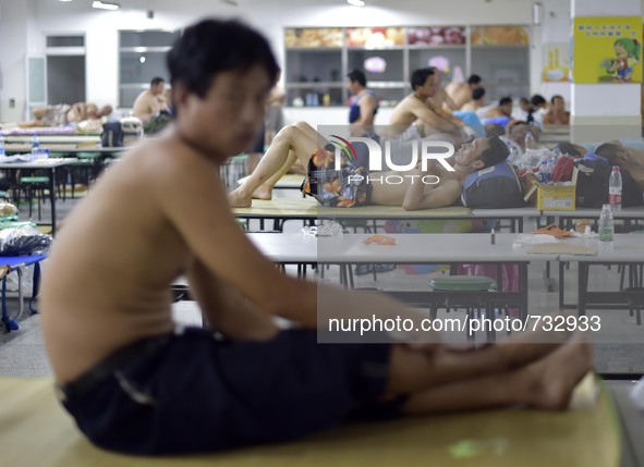 (150814) -- TIANJIN, Aug. 14, 2015 () -- People rest at a temporary shelter in No. 2 Elementary School of the Binhai New District Developmen...