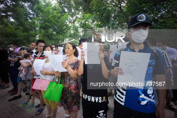 Hundreds of residents from near the chemical explosion zone of Tianjin protested at the Mayfair Hotel in the where the daily press conferenc...
