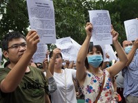 Hundreds of residents from near the chemical explosion zone of Tianjin protested at the Mayfair Hotel in the where the daily press conferenc...