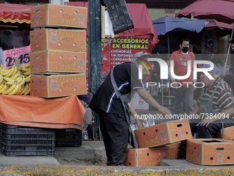 Banana vendors on Taxqueña Avenue and Tláhuac, Mexico City, near a market and self-service shop during the Buen Fin sales during the COVID-1...
