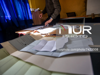 Osorno, Chile. November 21, 2021.-
Polling station attendants prepare the votes during the presidential elections that are held in conjuncti...