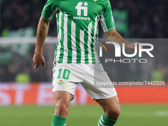 Sergio Canales of Real Betis control the ball during the UEFA Europa League Group G stage match between Real Betis and Ferencvrosi TC at Ben...