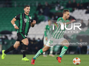 Sergio Canales of Real Betis control the ball during the UEFA Europa League Group G stage match between Real Betis and Ferencvrosi TC at Ben...