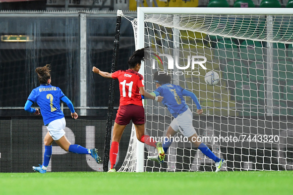 Switzerland's midfielder Coumba Sow scores the 0-1 goal  during the FIFA World Cup Women's FIFA World Cup 2023 - Italy vs Switzerland on...
