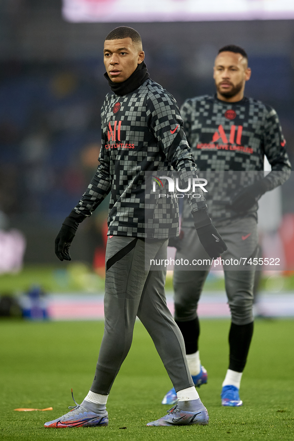 Kylian Mbappe and Neymar of PSG during the warm-up before the Ligue 1 Uber Eats match between Paris Saint Germain and FC Nantes at Parc des...