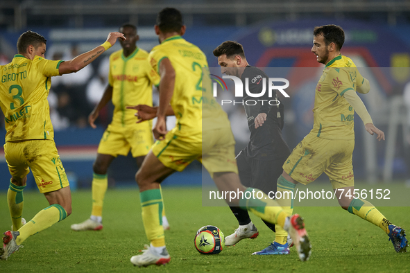 Leo Messi of PSG surronded by Nantes players during the Ligue 1 Uber Eats match between Paris Saint Germain and FC Nantes at Parc des Prince...