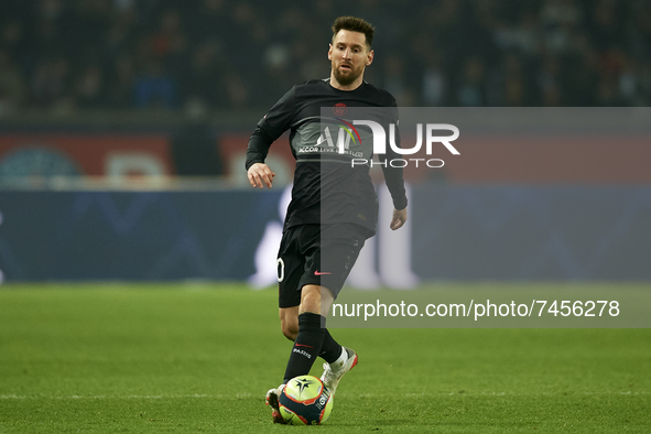 Leo Messi of PSG controls the ball during the Ligue 1 Uber Eats match between Paris Saint Germain and FC Nantes at Parc des Princes on Novem...