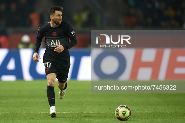 Leo Messi of PSG runs with the ball during the Ligue 1 Uber Eats match between Paris Saint Germain and FC Nantes at Parc des Princes on Nove...