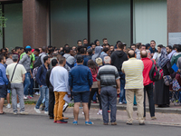Brussels,Belgiem. 24/08/15: Asylum seekers are waiting in the early morning in front of Fedasil (federal agency for the reception of asylum...