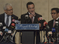 Malaysian Transport Minister Hishammuddin Hussein (C) ,Deputy Minister of Foreign Affair,Hamzah Zainuddin (L) and Malaysia Department of Civ...
