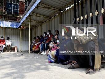 A man waits on a floor for a rapid antigen test amid coronavirus emergency in Kolkata, India, 28 January, 2022.  (