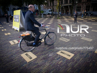 THE HAGUE - In front of parliament on Thursday Amnesty International laid out 400 doormats to draw attention to the refugee problem ahead of...